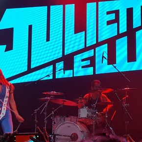 Juliette Lewis Rocks Scottsdale's Old, Wrinkly, White Socks Off